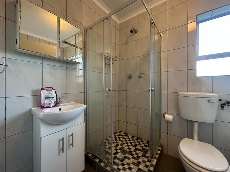 To Let 2 Bedroom Property for Rent in Oakglen Western Cape